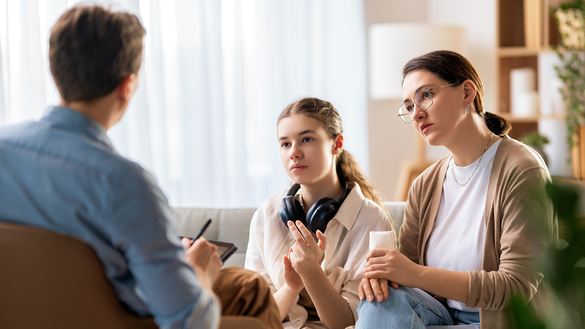 DBTA_psychiatrist_talking_to_mother_daughter
